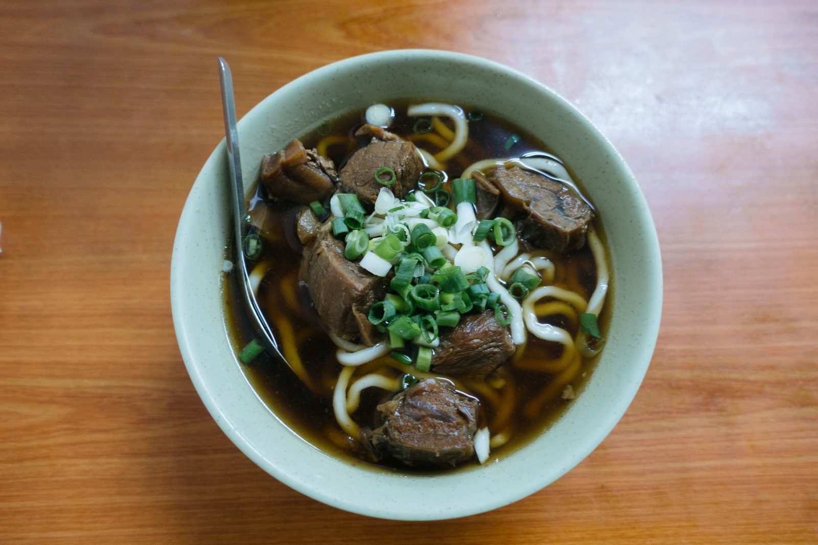 福來麵館招牌紅燒牛肉麵，湯頭清透、牛肉與青蔥鋪面